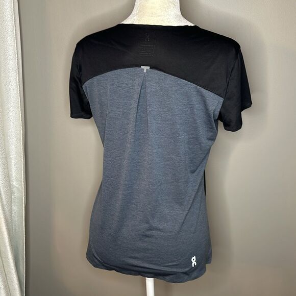 On running cloud performing black and grey shirt size M - Picture 13 of 14
